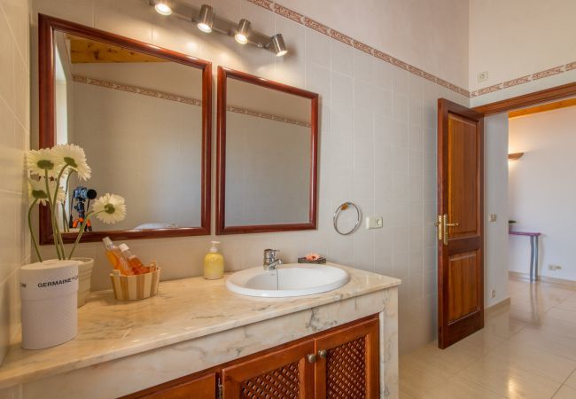 Townhouse for 6 persons in Búger, Mallorca 3 double bedrooms, 2 bathrooms, garden, terrace, BBQ, fireplace, free WIFI, heating, AC in living room and some bedrooms.