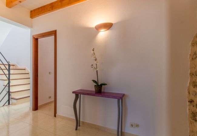 Townhouse for 6 persons in Búger, Mallorca 3 dormitorios dobles, 2 baños, jardín, terraza, BBQ, chimenea, WIFI gratis, calefacción, AC en salón y algunos dormitorios.