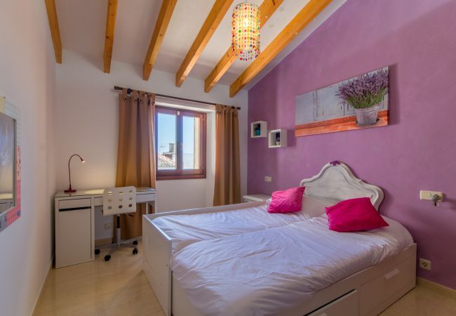 Townhouse for 6 persons in Búger, Mallorca 3 double bedrooms, 2 bathrooms, garden, terrace, BBQ, fireplace, free WIFI, heating, AC in living room and some bedrooms.