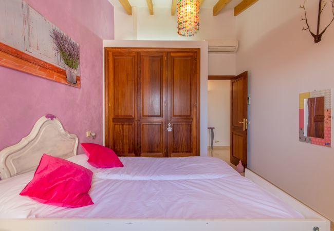 Townhouse for 6 persons in Búger, Mallorca 3 double bedrooms, 2 bathrooms, garden, terrace, BBQ, fireplace, free WIFI, heating, AC in living room and some bedrooms.