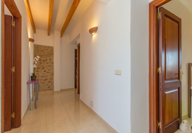 Townhouse for 6 persons in Búger, Mallorca 3 double bedrooms, 2 bathrooms, garden, terrace, BBQ, fireplace, free WIFI, heating, AC in living room and some bedrooms.