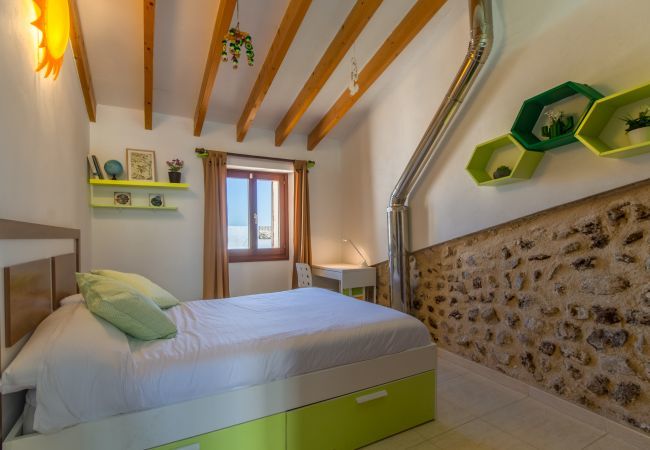 Townhouse for 6 persons in Búger, Mallorca 3 double bedrooms, 2 bathrooms, garden, terrace, BBQ, fireplace, free WIFI, heating, AC in living room and some bedrooms.