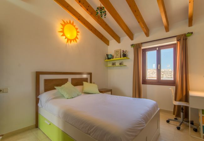 Townhouse for 6 persons in Búger, Mallorca 3 double bedrooms, 2 bathrooms, garden, terrace, BBQ, fireplace, free WIFI, heating, AC in living room and some bedrooms.