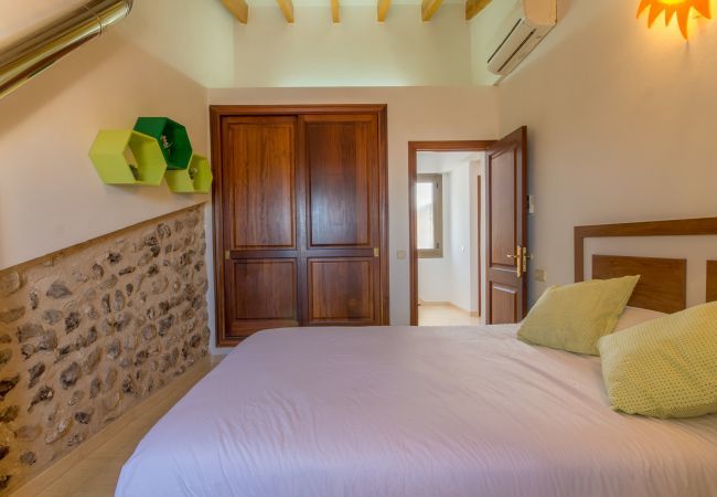 Townhouse for 6 persons in Búger, Mallorca 3 double bedrooms, 2 bathrooms, garden, terrace, BBQ, fireplace, free WIFI, heating, AC in living room and some bedrooms.