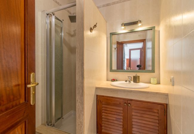 Townhouse for 6 persons in Búger, Mallorca 3 double bedrooms, 2 bathrooms, garden, terrace, BBQ, fireplace, free WIFI, heating, AC in living room and some bedrooms.
