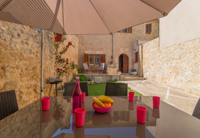 Townhouse for 6 persons in Búger, Mallorca 3 double bedrooms, 2 bathrooms, garden, terrace, BBQ, fireplace, free WIFI, heating, AC in living room and some bedrooms.