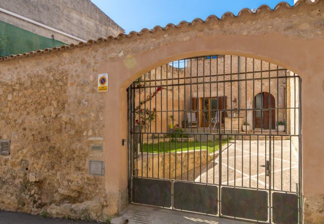 Townhouse for 6 persons in Búger, Mallorca 3 double bedrooms, 2 bathrooms, garden, terrace, BBQ, fireplace, free WIFI, heating, AC in living room and some bedrooms.