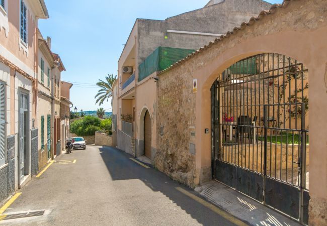 Townhouse for 6 persons in Búger, Mallorca 3 double bedrooms, 2 bathrooms, garden, terrace, BBQ, fireplace, free WIFI, heating, AC in living room and some bedrooms.