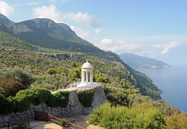 Townhouse for 6 persons in Búger, Mallorca 3 double bedrooms, 2 bathrooms, garden, terrace, BBQ, fireplace, free WIFI, heating, AC in living room and some bedrooms.