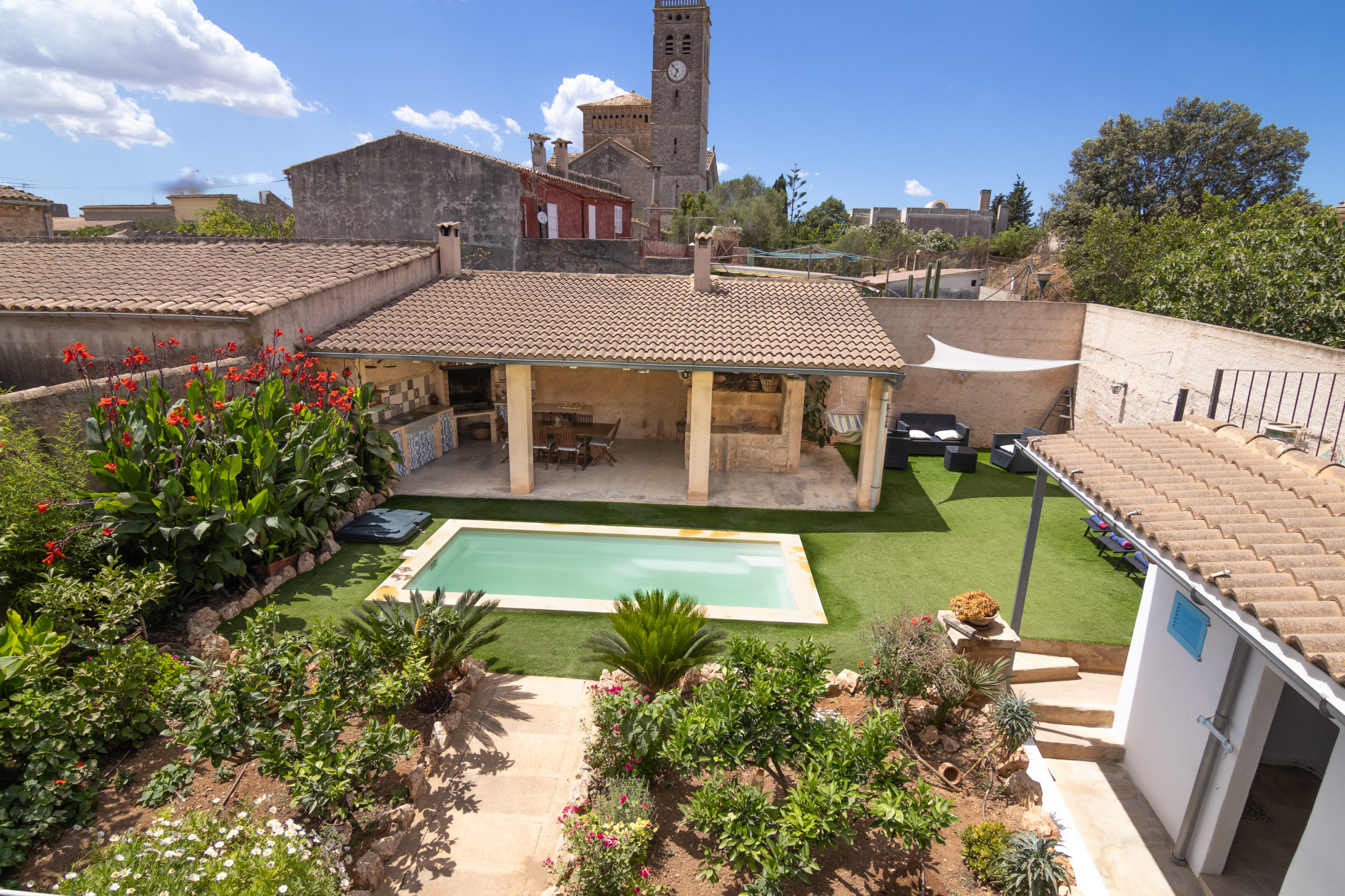 Holiday house, centre Ariany, quiet, garden, pool. Mallorca