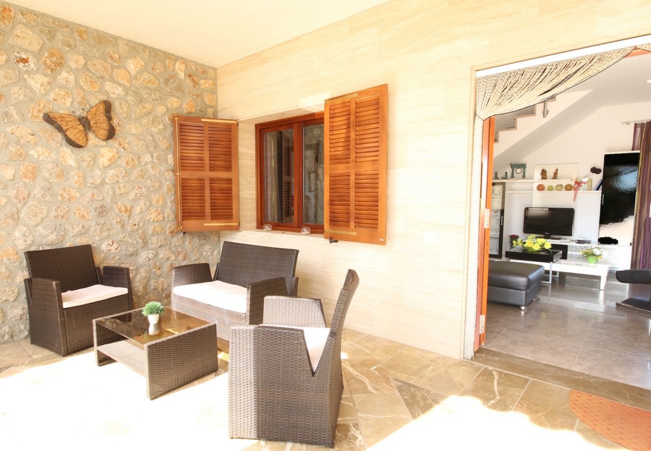 4 DB, 3 bathrooms(2 en suite), large private pool, nice barbecue area, children's playground, free wifi internet.