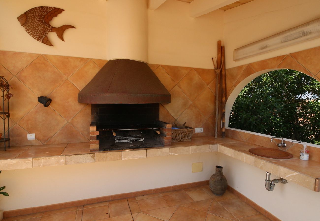 4 DB, 3 bathrooms(2 en suite), large private pool, nice barbecue area, children's playground, free wifi internet.