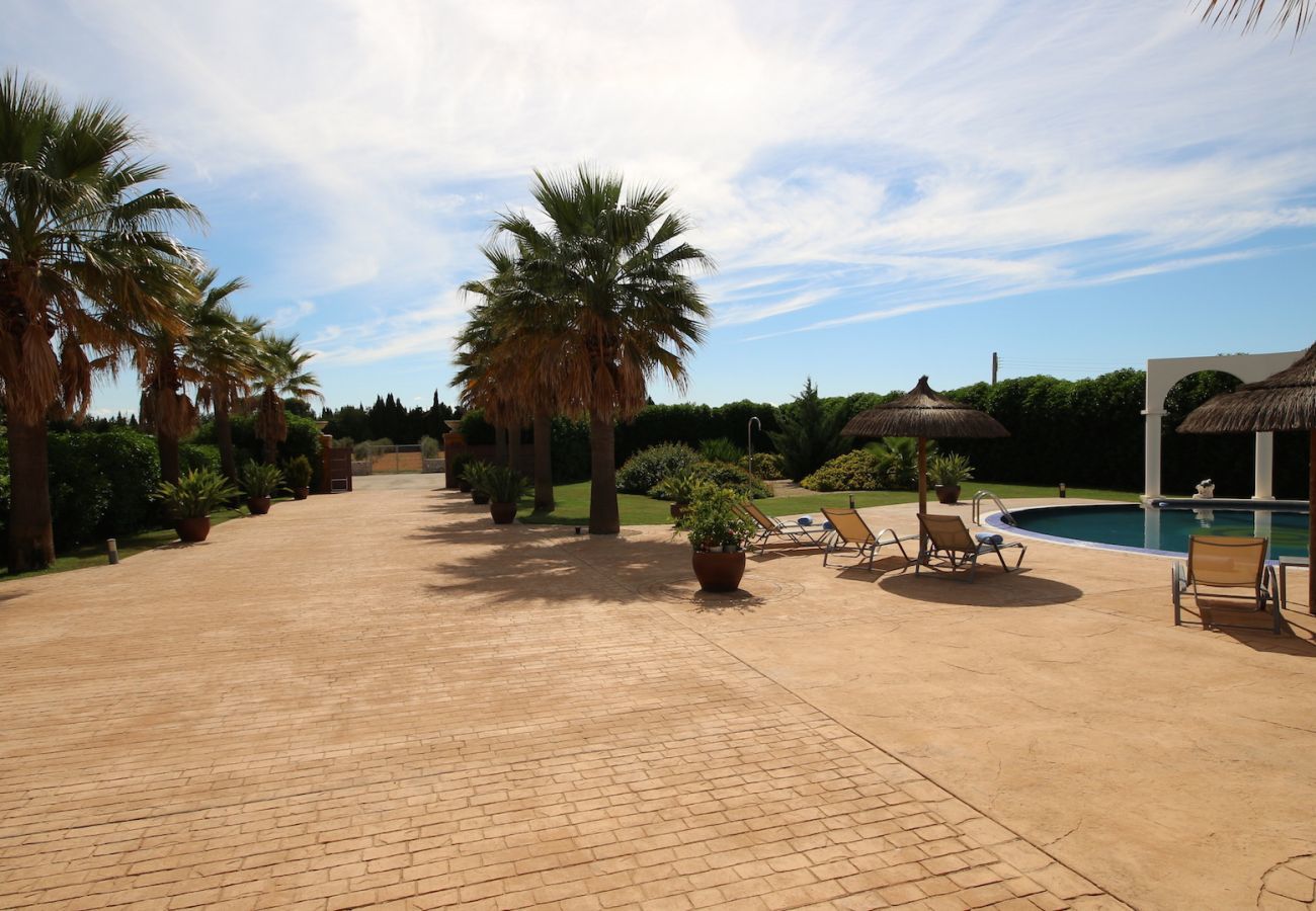 4 DB, 3 bathrooms(2 en suite), large private pool, nice barbecue area, children's playground, free wifi internet.
