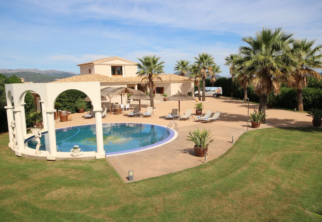 4 DB, 3 bathrooms(2 en suite), large private pool, nice barbecue area, children's playground, free wifi internet.