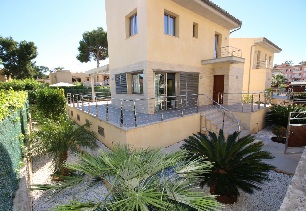 House with pool for 6 people in Playa de Muro, Mallorca. 3 double bedrooms, 2 bathrooms, guest WC, private pool and barbecue, only 40 m from the sandy beach