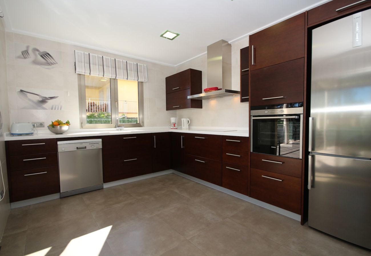 House with pool for 6 people in Playa de Muro, Mallorca. 3 double bedrooms, 2 bathrooms, guest WC, private pool and barbecue, only 40 m from the sandy beach