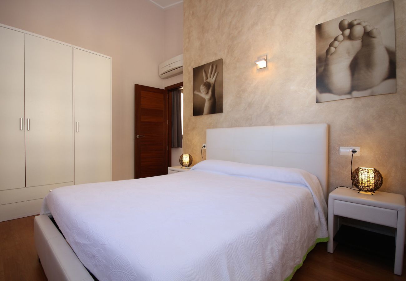 House with pool for 6 people in Playa de Muro, Mallorca. 3 double bedrooms, 2 bathrooms, guest WC, private pool and barbecue, only 40 m from the sandy beach