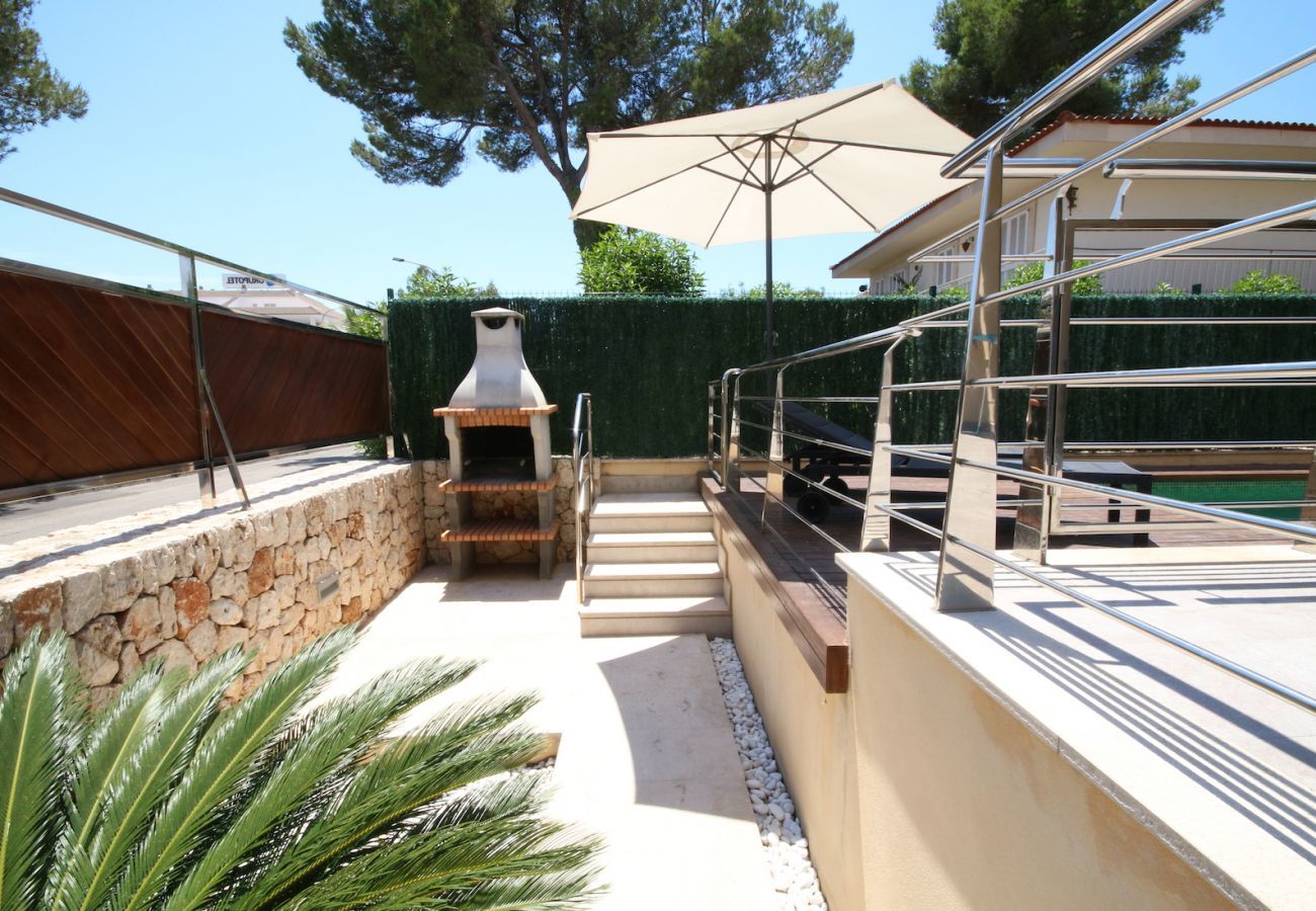House with pool for 6 people in Playa de Muro, Mallorca. 3 double bedrooms, 2 bathrooms, guest WC, private pool and barbecue, only 40 m from the sandy beach