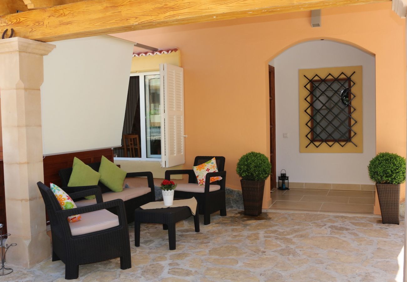 Holiday beach house, 6 people + babies, Can Picafort, Mallorca. 3 double bedrooms, 2 bathrooms, terraces, barbecue and free Wifi internet, in only 600m on the beach