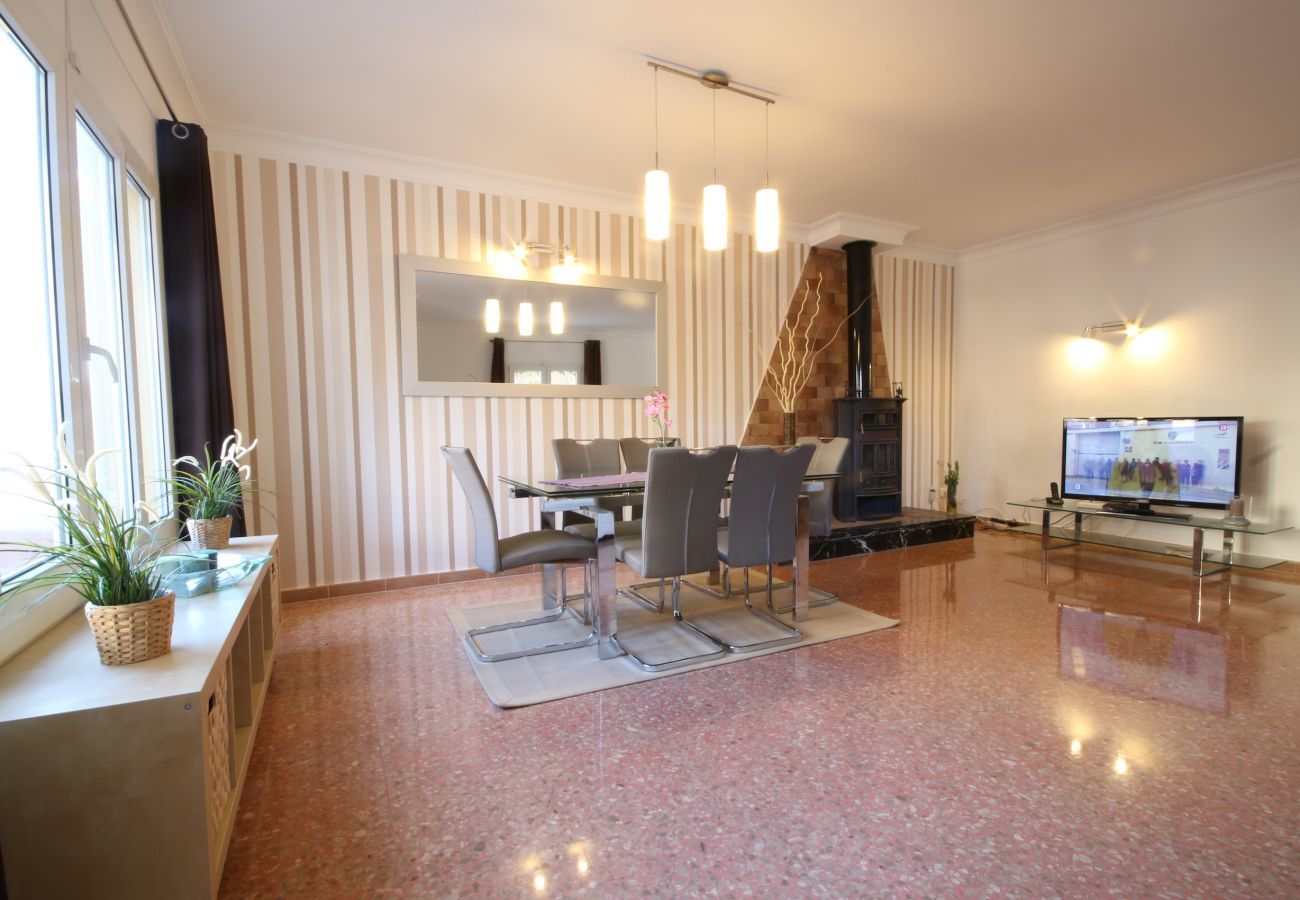 Holiday beach house, 6 people + babies, Can Picafort, Mallorca. 3 double bedrooms, 2 bathrooms, terraces, barbecue and free Wifi internet, in only 600m on the beach