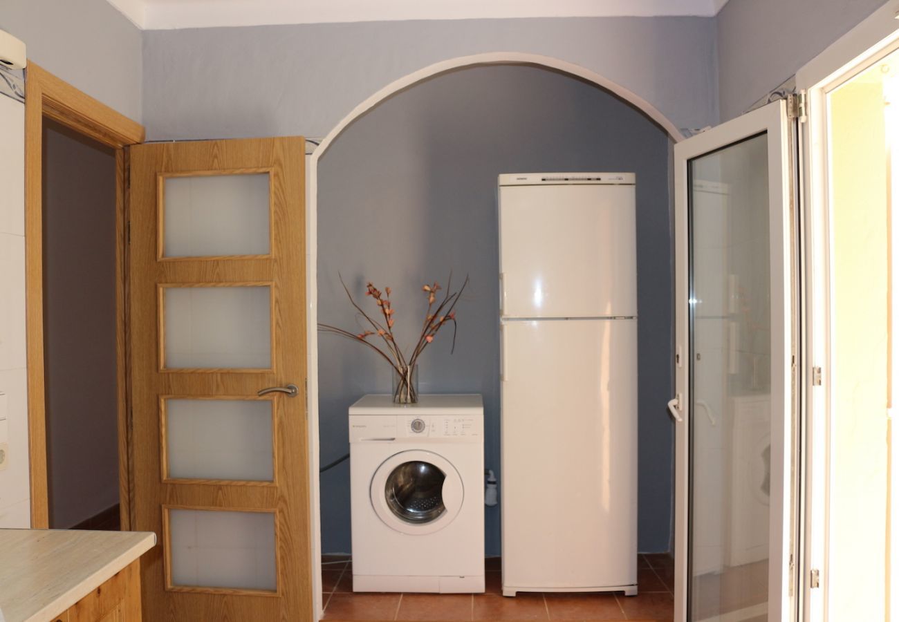 Holiday beach house, 6 people + babies, Can Picafort, Mallorca. 3 double bedrooms, 2 bathrooms, terraces, barbecue and free Wifi internet, in only 600m on the beach