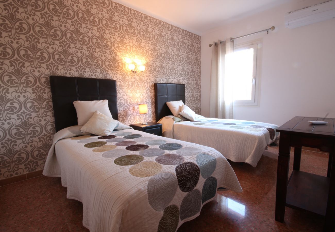 Holiday beach house, 6 people + babies, Can Picafort, Mallorca. 3 double bedrooms, 2 bathrooms, terraces, barbecue and free Wifi internet, in only 600m on the beach