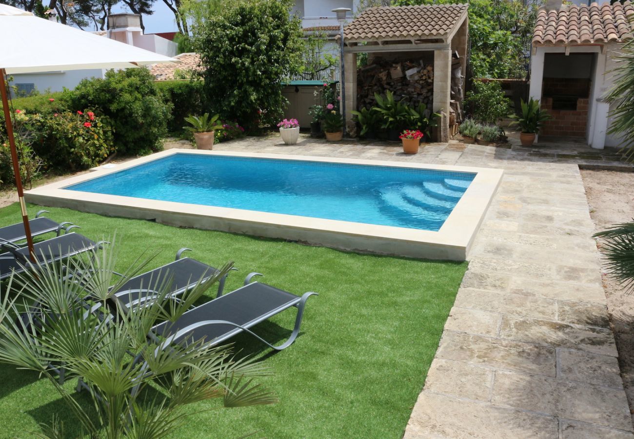 4 Double bedrooms, 2 bathrooms, child safe pool, garden with barbecue, air conditioning, gratis Wifi-internet.