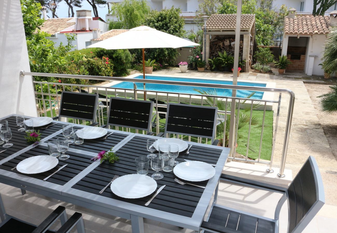 4 Double bedrooms, 2 bathrooms, child safe pool, garden with barbecue, air conditioning, gratis Wifi-internet.