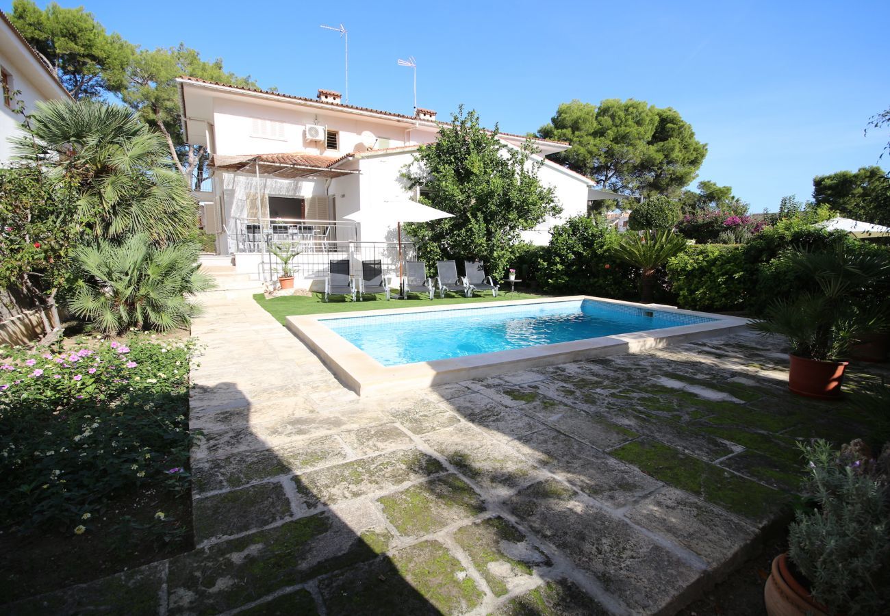 4 Double bedrooms, 2 bathrooms, child safe pool, garden with barbecue, air conditioning, gratis Wifi-internet.
