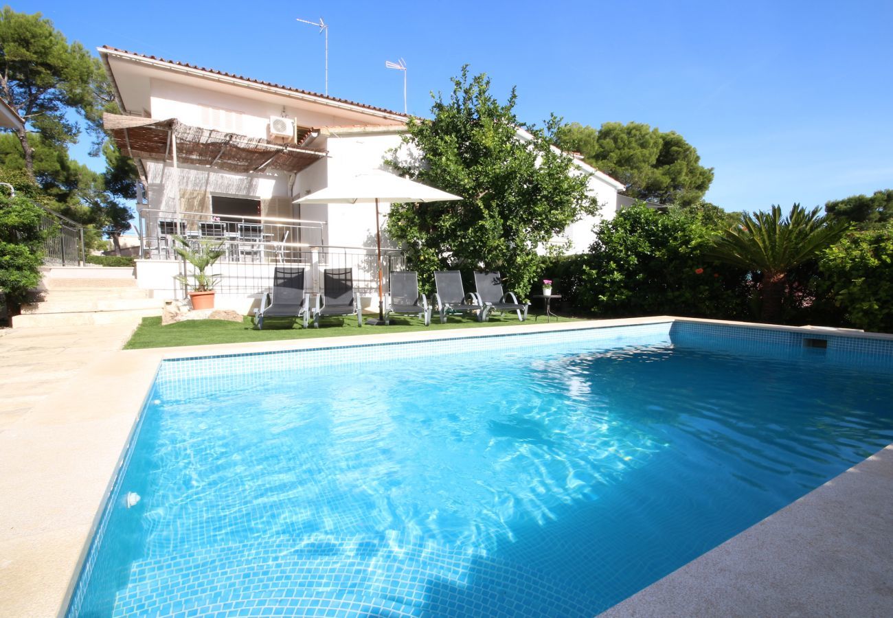 4 Double bedrooms, 2 bathrooms, child safe pool, garden with barbecue, air conditioning, gratis Wifi-internet.