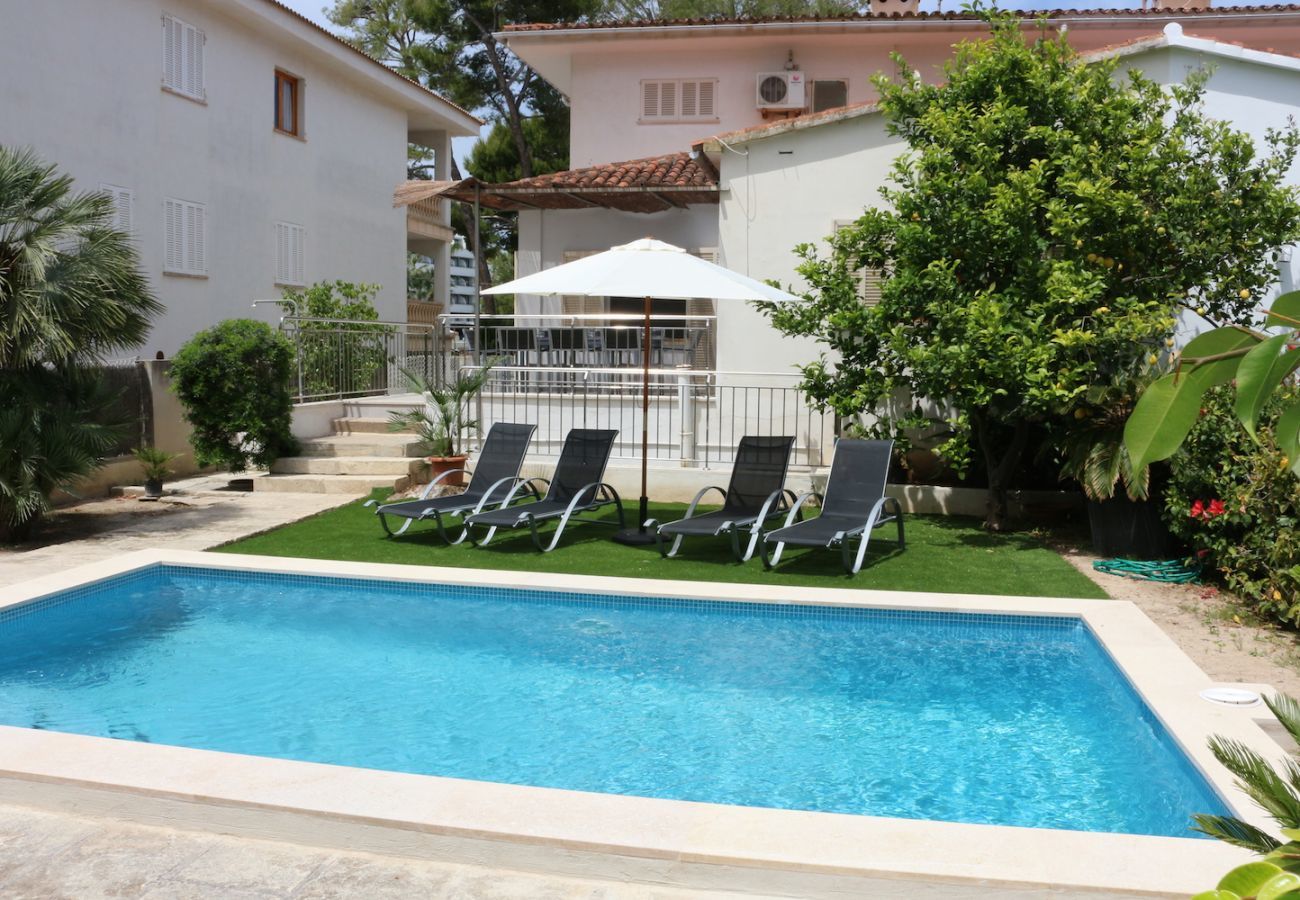 4 Double bedrooms, 2 bathrooms, child safe pool, garden with barbecue, air conditioning, gratis Wifi-internet.