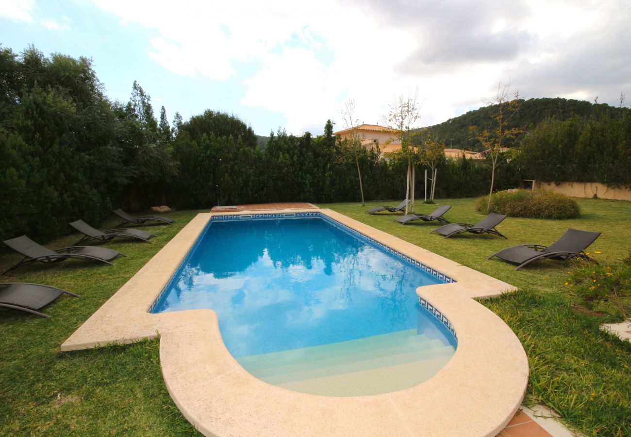 Villa with pool for 8 people in Sa Pobla, Mallorca. Villa with views to the mountain, garden and pool for 8 people in Sa Pobla, Mallorca. 4 bedrooms, perfect for families.
