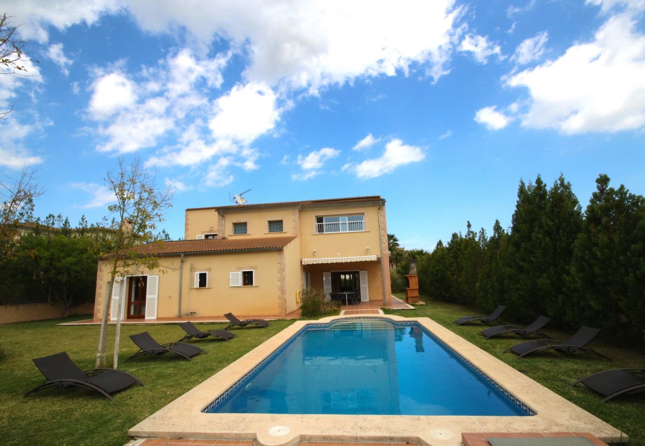 Villa with pool for 8 people in Sa Pobla, Mallorca. Villa with views to the mountain, garden and pool for 8 people in Sa Pobla, Mallorca. 4 bedrooms, perfect for families.