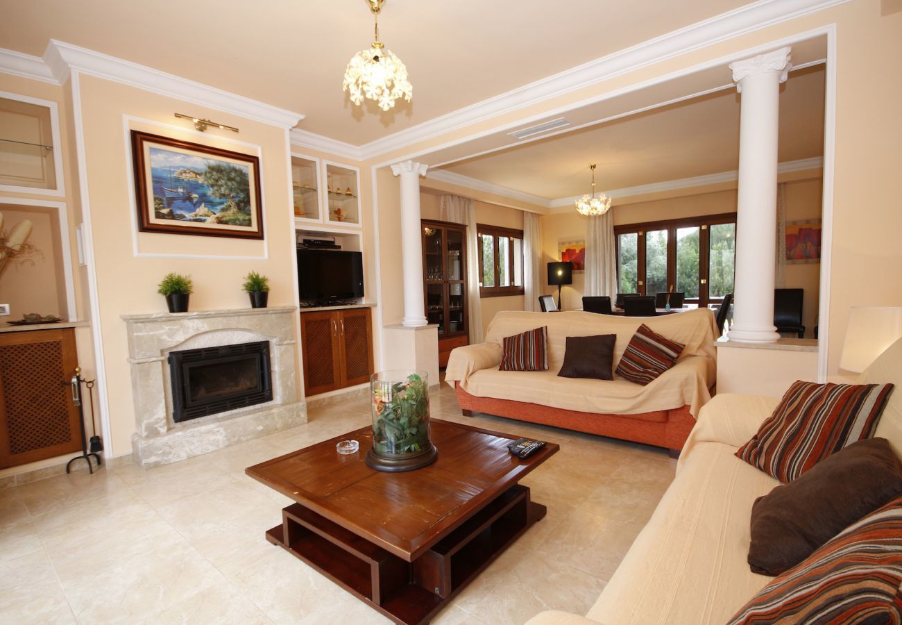 Villa with pool for 8 people in Sa Pobla, Mallorca. Villa with views to the mountain, garden and pool for 8 people in Sa Pobla, Mallorca. 4 bedrooms, perfect for families.