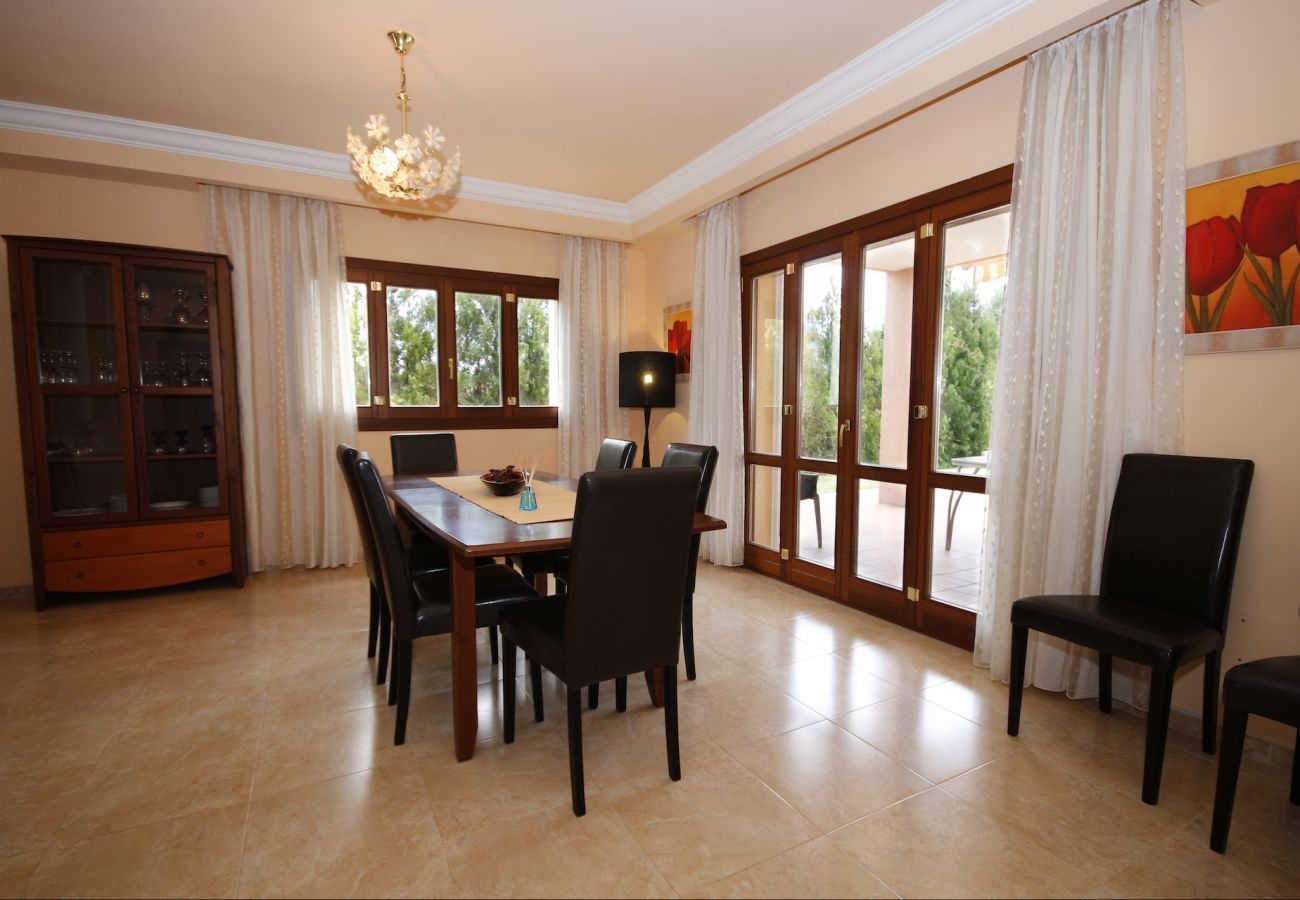 Villa with pool for 8 people in Sa Pobla, Mallorca. Villa with views to the mountain, garden and pool for 8 people in Sa Pobla, Mallorca. 4 bedrooms, perfect for families.