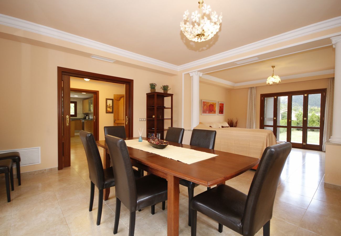 Villa with pool for 8 people in Sa Pobla, Mallorca. Villa with views to the mountain, garden and pool for 8 people in Sa Pobla, Mallorca. 4 bedrooms, perfect for families.