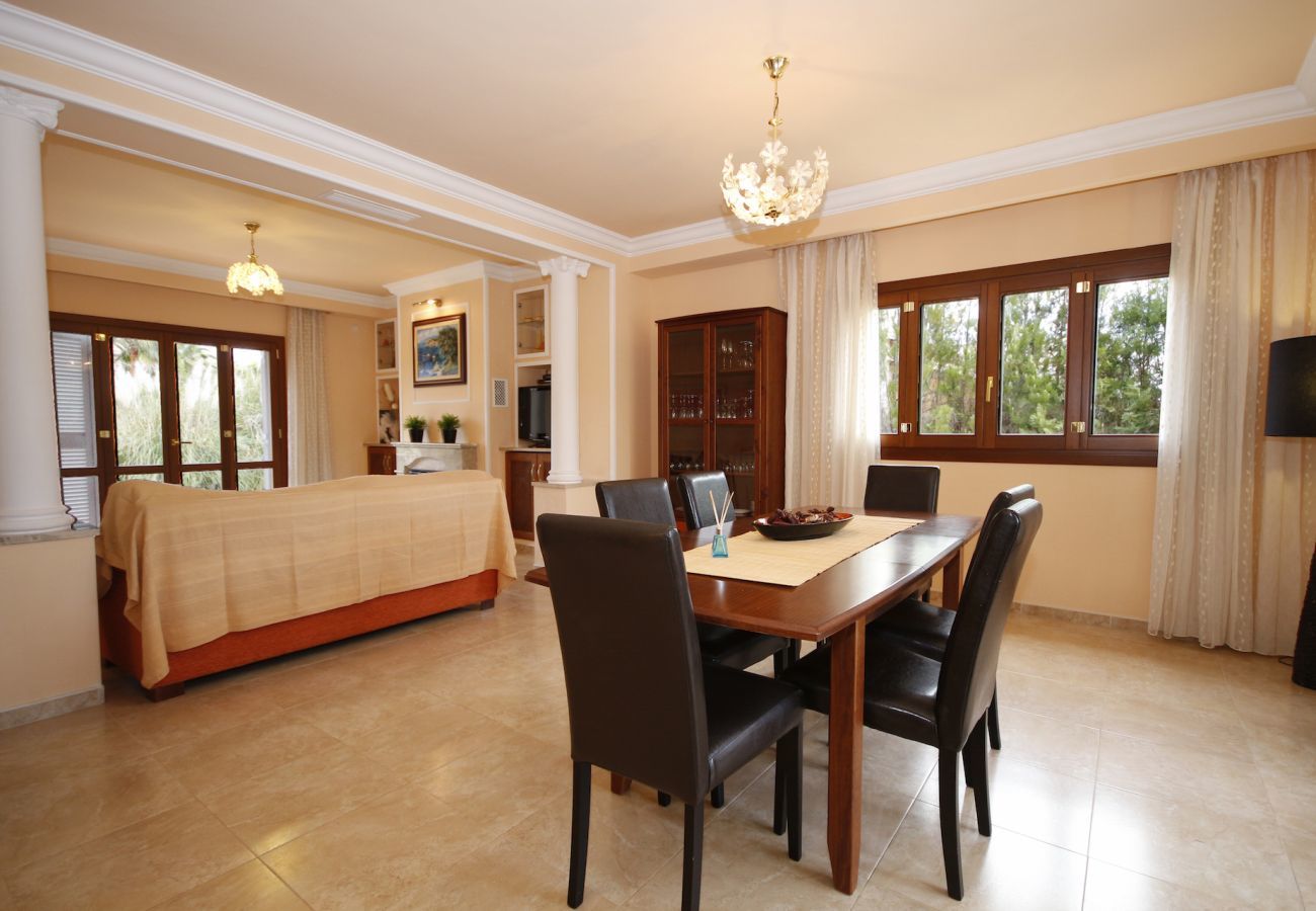 Villa with pool for 8 people in Sa Pobla, Mallorca. Villa with views to the mountain, garden and pool for 8 people in Sa Pobla, Mallorca. 4 bedrooms, perfect for families.