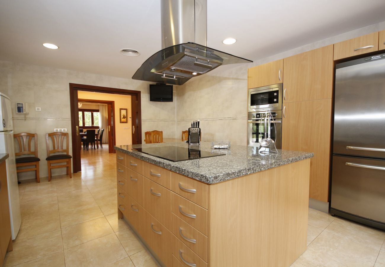 Villa with pool for 8 people in Sa Pobla, Mallorca. Villa with views to the mountain, garden and pool for 8 people in Sa Pobla, Mallorca. 4 bedrooms, perfect for families.