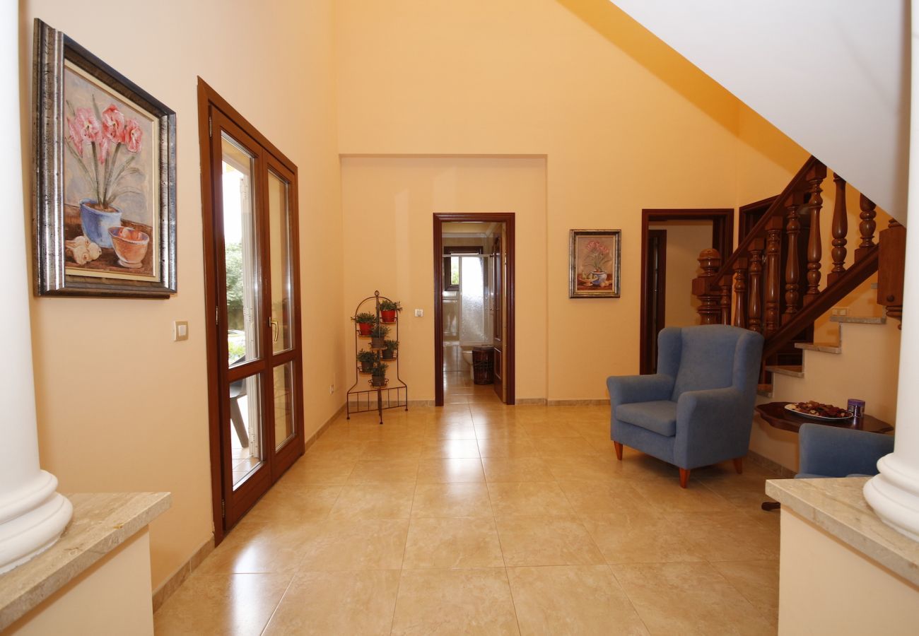 Villa with pool for 8 people in Sa Pobla, Mallorca. Villa with views to the mountain, garden and pool for 8 people in Sa Pobla, Mallorca. 4 bedrooms, perfect for families.