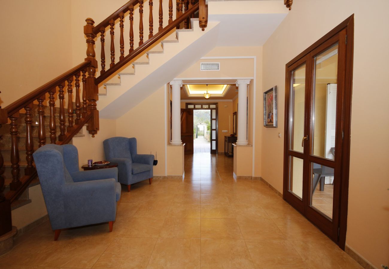 Villa with pool for 8 people in Sa Pobla, Mallorca. Villa with views to the mountain, garden and pool for 8 people in Sa Pobla, Mallorca. 4 bedrooms, perfect for families.