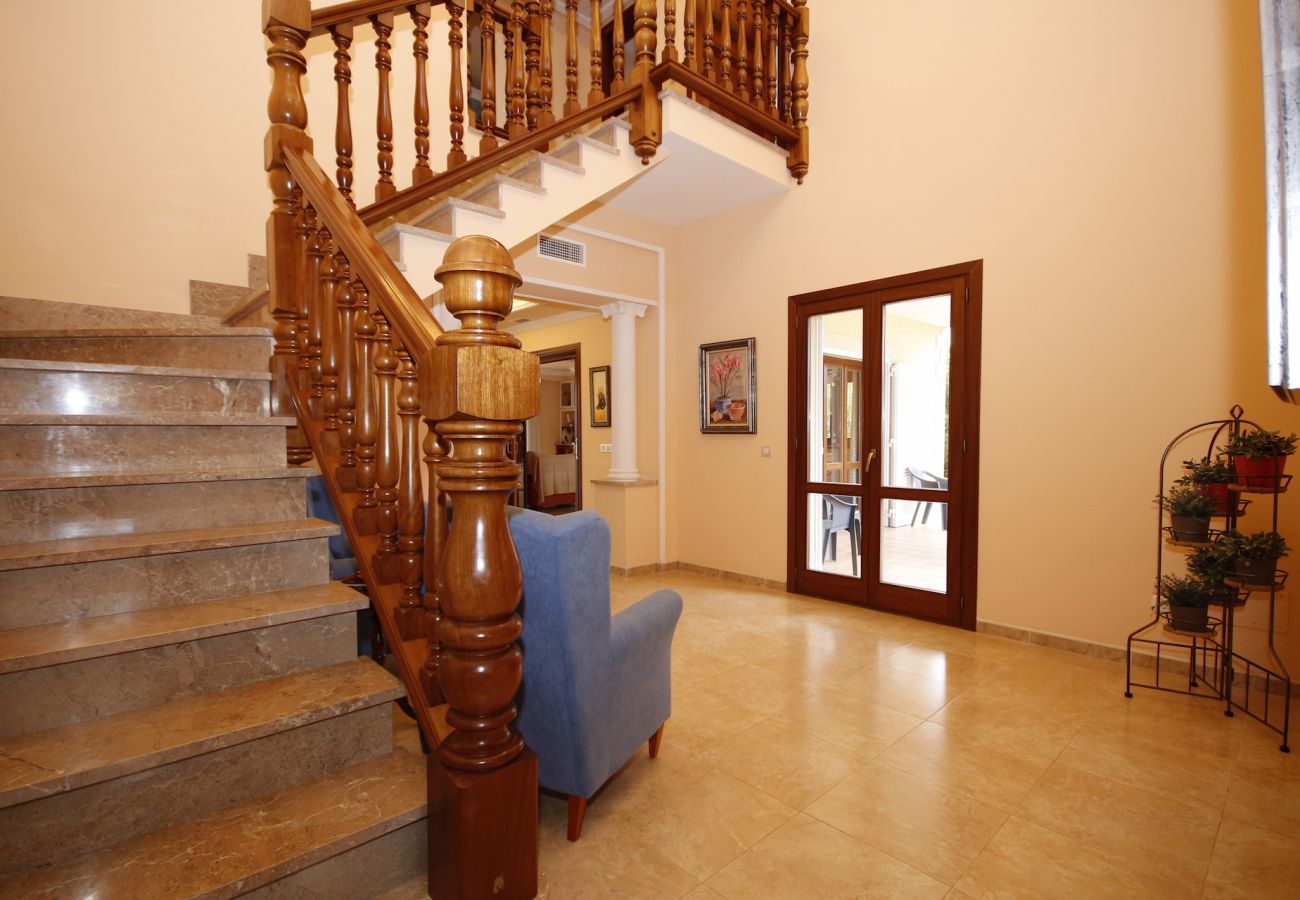 Villa with pool for 8 people in Sa Pobla, Mallorca. Villa with views to the mountain, garden and pool for 8 people in Sa Pobla, Mallorca. 4 bedrooms, perfect for families.
