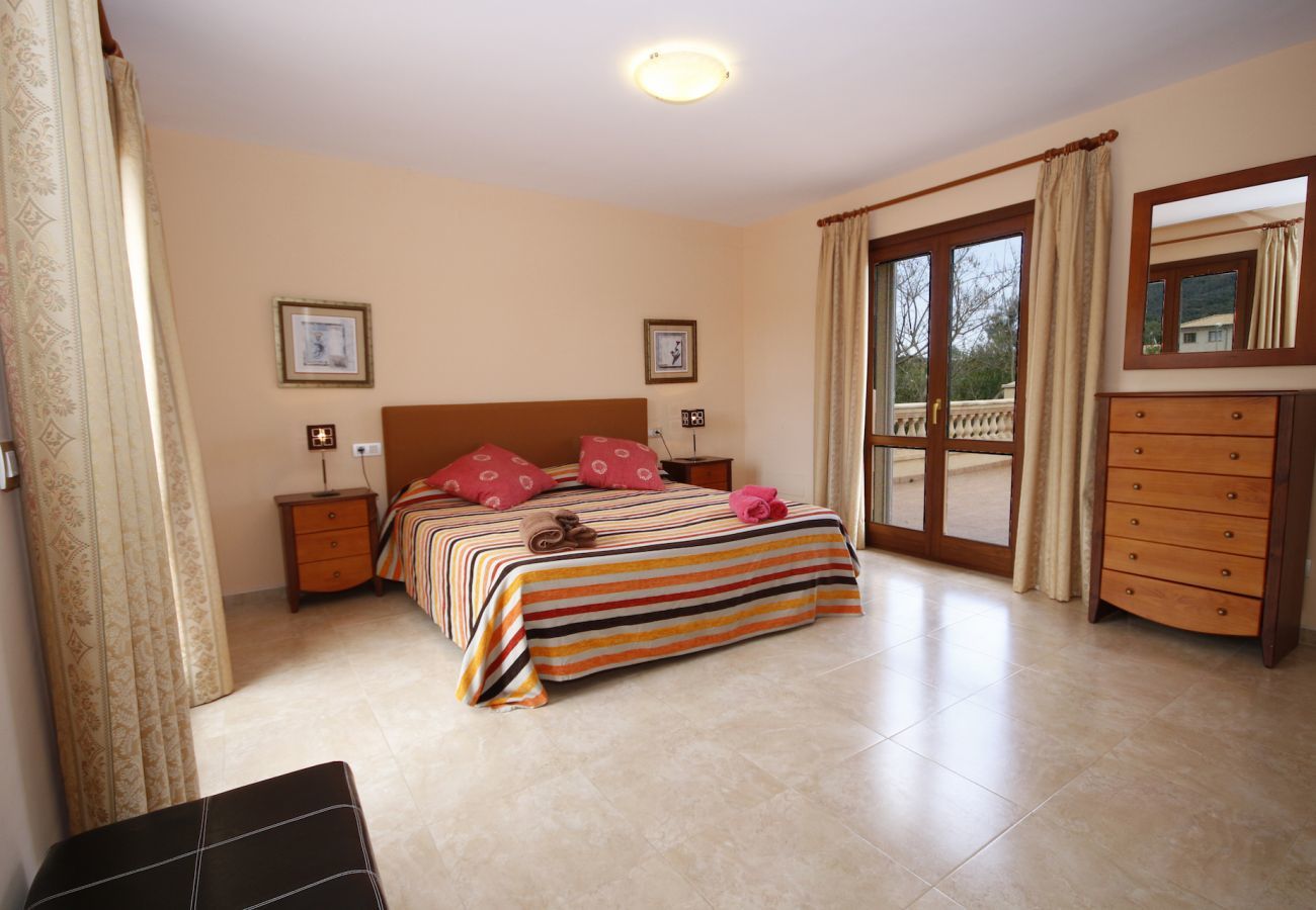 Villa with pool for 8 people in Sa Pobla, Mallorca. Villa with views to the mountain, garden and pool for 8 people in Sa Pobla, Mallorca. 4 bedrooms, perfect for families.