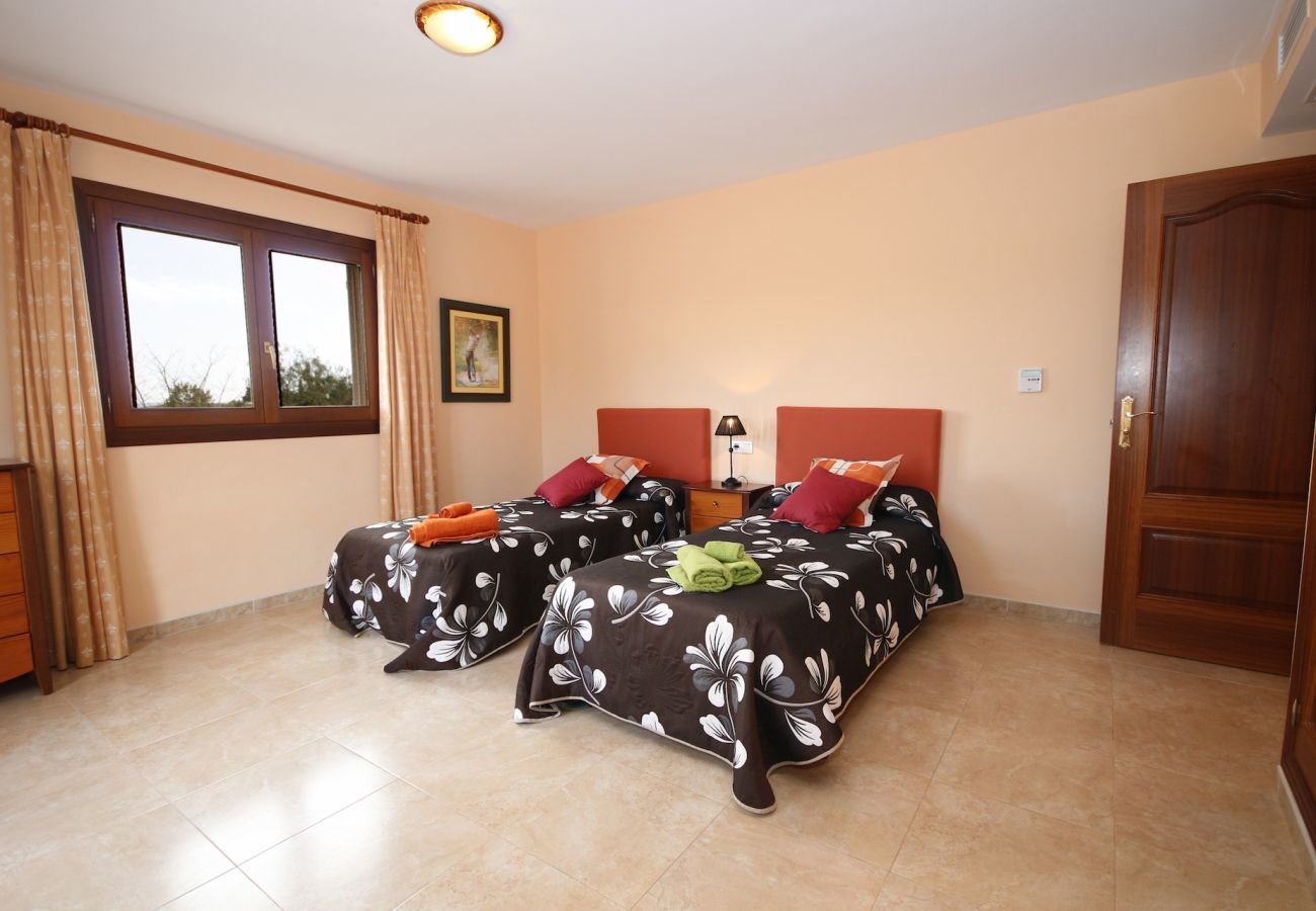 Villa with pool for 8 people in Sa Pobla, Mallorca. Villa with views to the mountain, garden and pool for 8 people in Sa Pobla, Mallorca. 4 bedrooms, perfect for families.