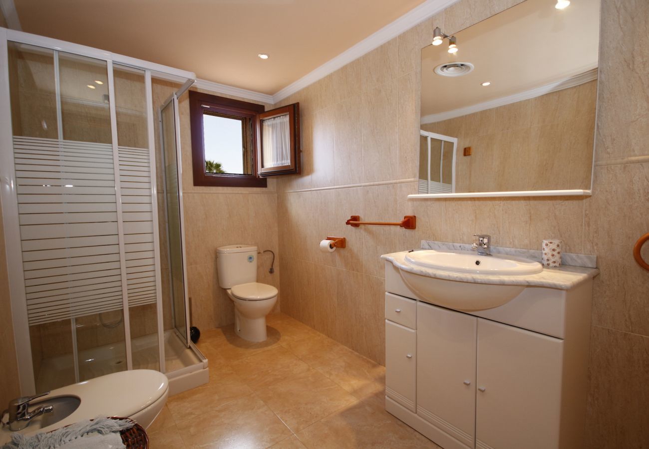 Villa with pool for 8 people in Sa Pobla, Mallorca. Villa with views to the mountain, garden and pool for 8 people in Sa Pobla, Mallorca. 4 bedrooms, perfect for families.