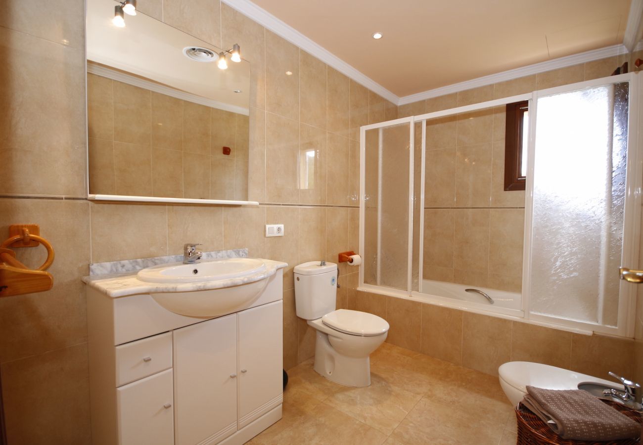Villa with pool for 8 people in Sa Pobla, Mallorca. Villa with views to the mountain, garden and pool for 8 people in Sa Pobla, Mallorca. 4 bedrooms, perfect for families.