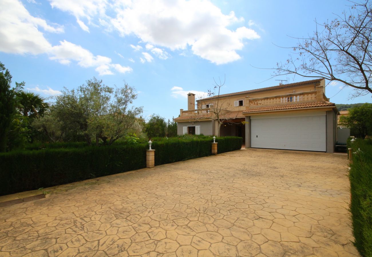 Villa with pool for 8 people in Sa Pobla, Mallorca. Villa with views to the mountain, garden and pool for 8 people in Sa Pobla, Mallorca. 4 bedrooms, perfect for families.