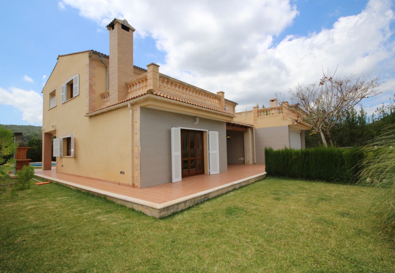 Villa with pool for 8 people in Sa Pobla, Mallorca. Villa with views to the mountain, garden and pool for 8 people in Sa Pobla, Mallorca. 4 bedrooms, perfect for families.