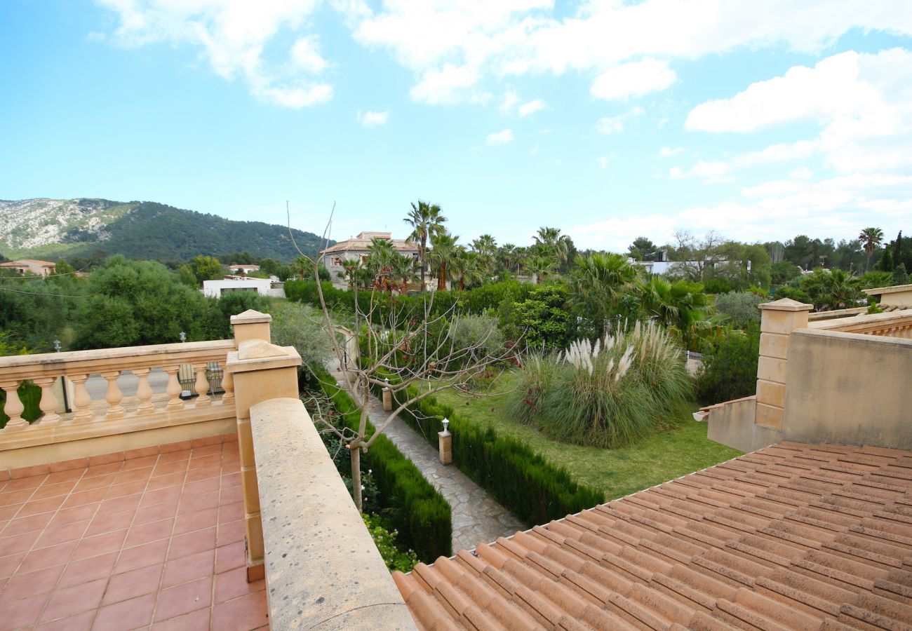 Villa with pool for 8 people in Sa Pobla, Mallorca. Villa with views to the mountain, garden and pool for 8 people in Sa Pobla, Mallorca. 4 bedrooms, perfect for families.