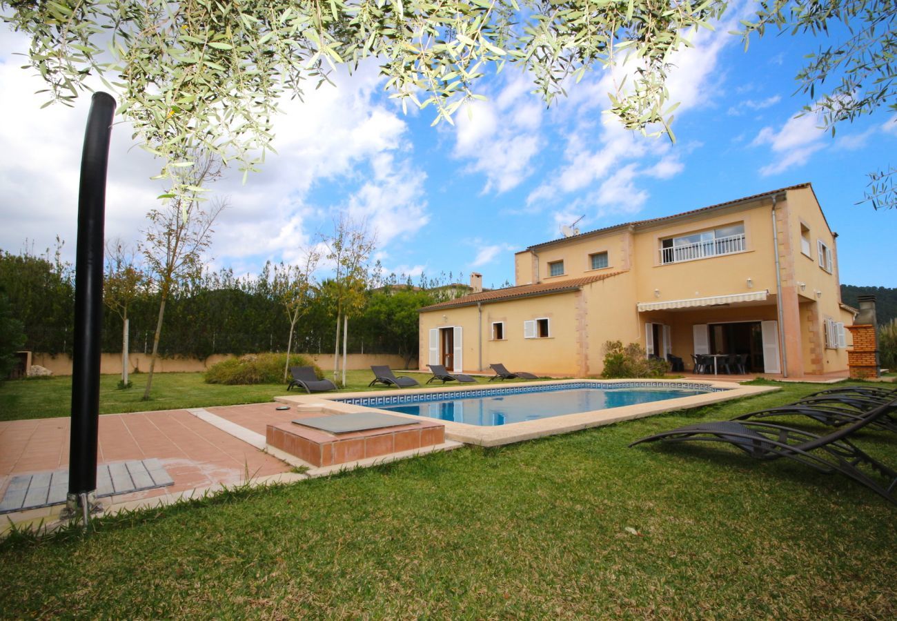 Villa with pool for 8 people in Sa Pobla, Mallorca. Villa with views to the mountain, garden and pool for 8 people in Sa Pobla, Mallorca. 4 bedrooms, perfect for families.