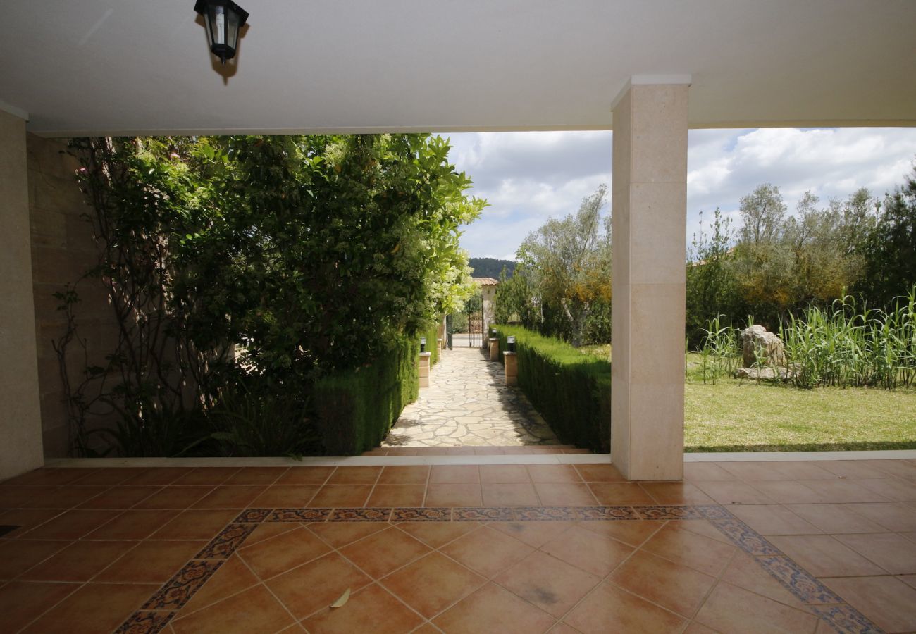 Villa with pool for 8 people in Sa Pobla, Mallorca. Villa with views to the mountain, garden and pool for 8 people in Sa Pobla, Mallorca. 4 bedrooms, perfect for families.